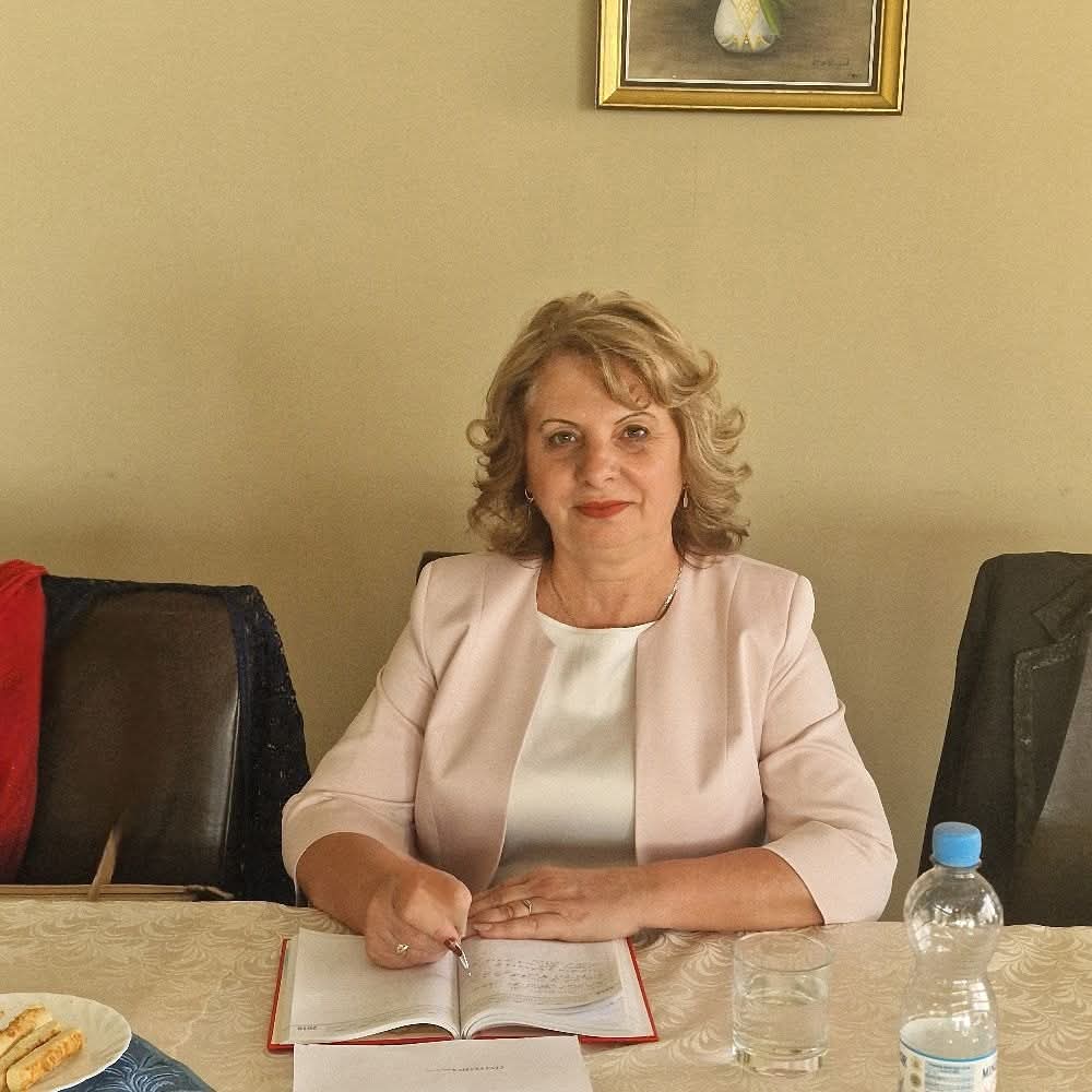 Consultant oferind îndrumare la birou